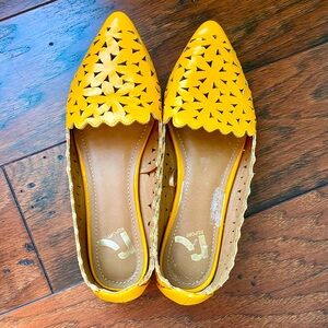 Report Laser cut wavy Flat shoes Size 6 Mustard